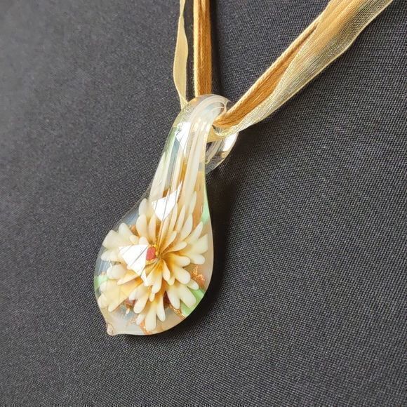 Yellow Flower Teardrop Necklace‎ - Picture 4 of 13